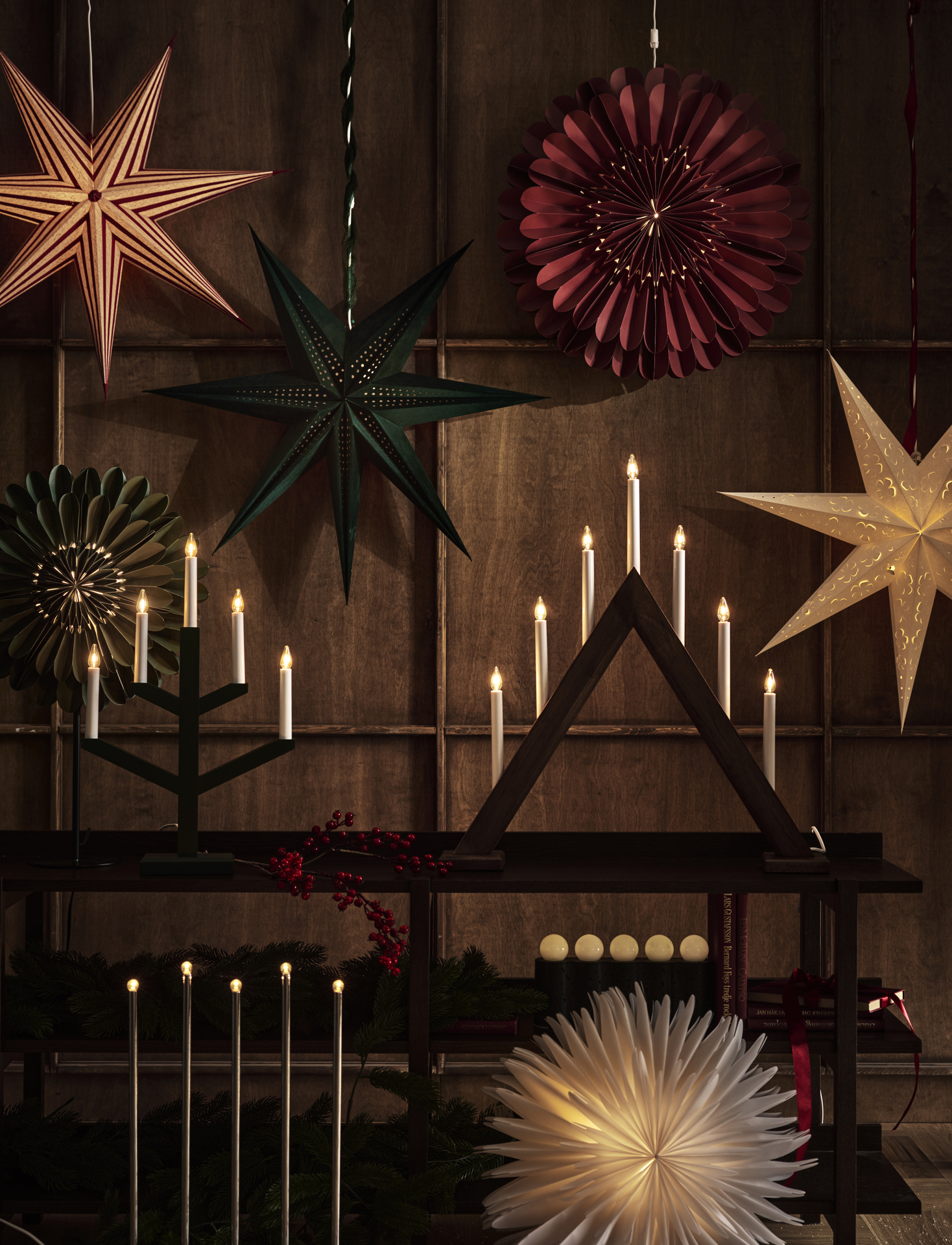 Samlingsbild på olika adventsljusstakar och julstjärnor.