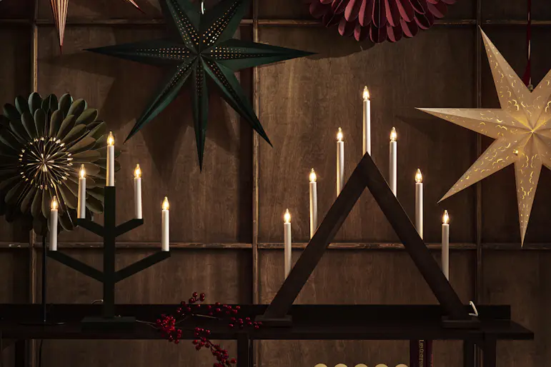 Samlingsbild på olika adventsljusstakar och julstjärnor.