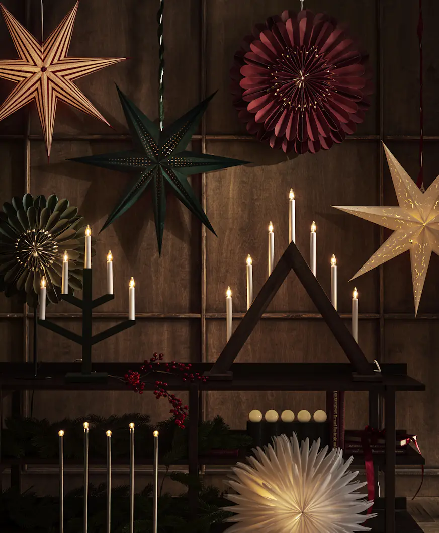 Samlingsbild på olika adventsljusstakar och julstjärnor.