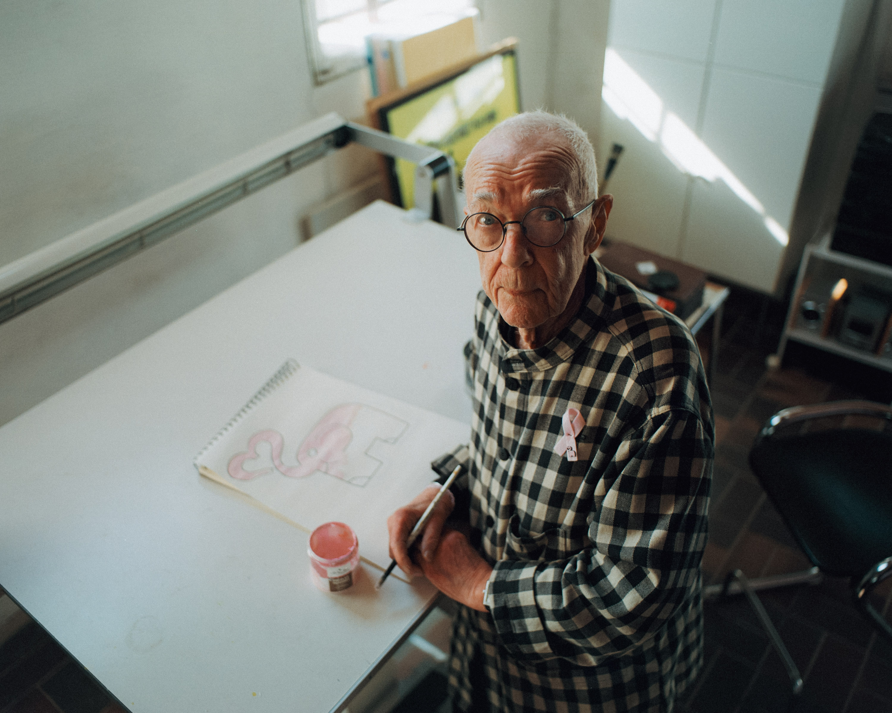 2026 års Rosa Bandet-designer Owe Gustafson i sin studio.