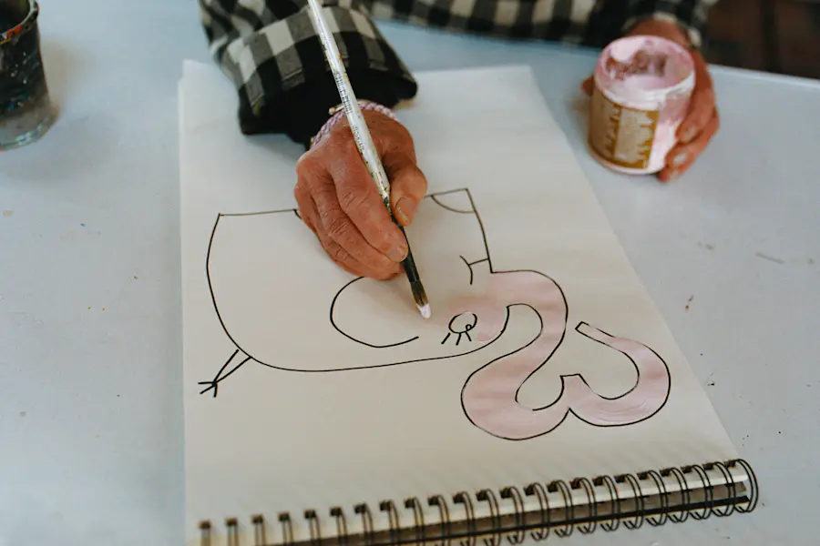 2026 års Rosa Bandet-designer Owe Gustafson tecknar en rosa elefant i sin studio.