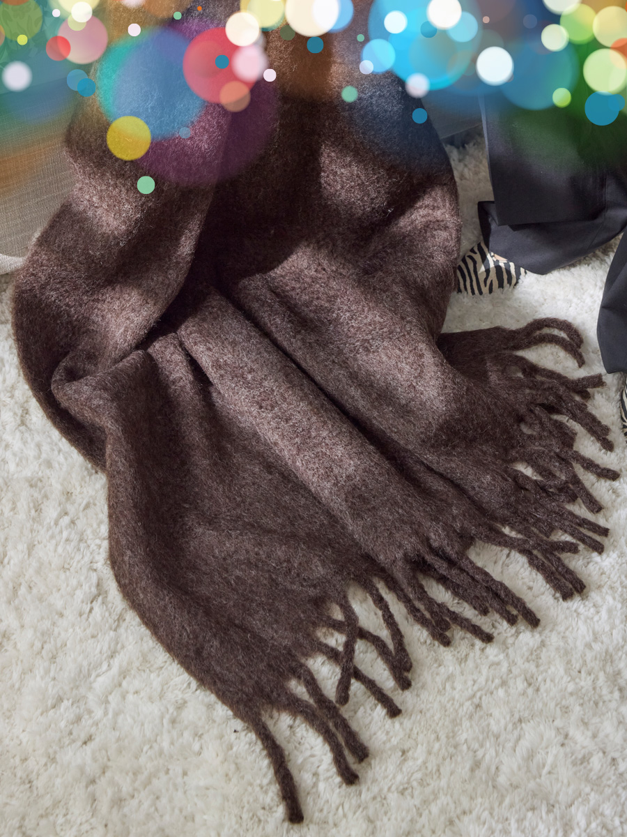 En brun filt ligger på ett golv