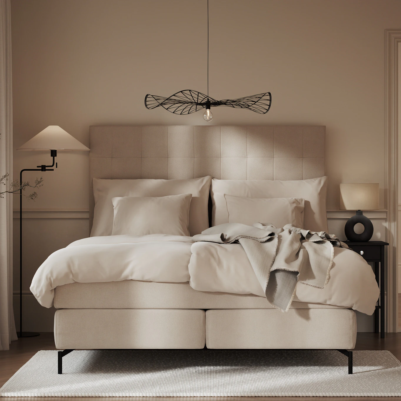 en beige kontinentalsäng bäddad med beiga påslakan och örngott