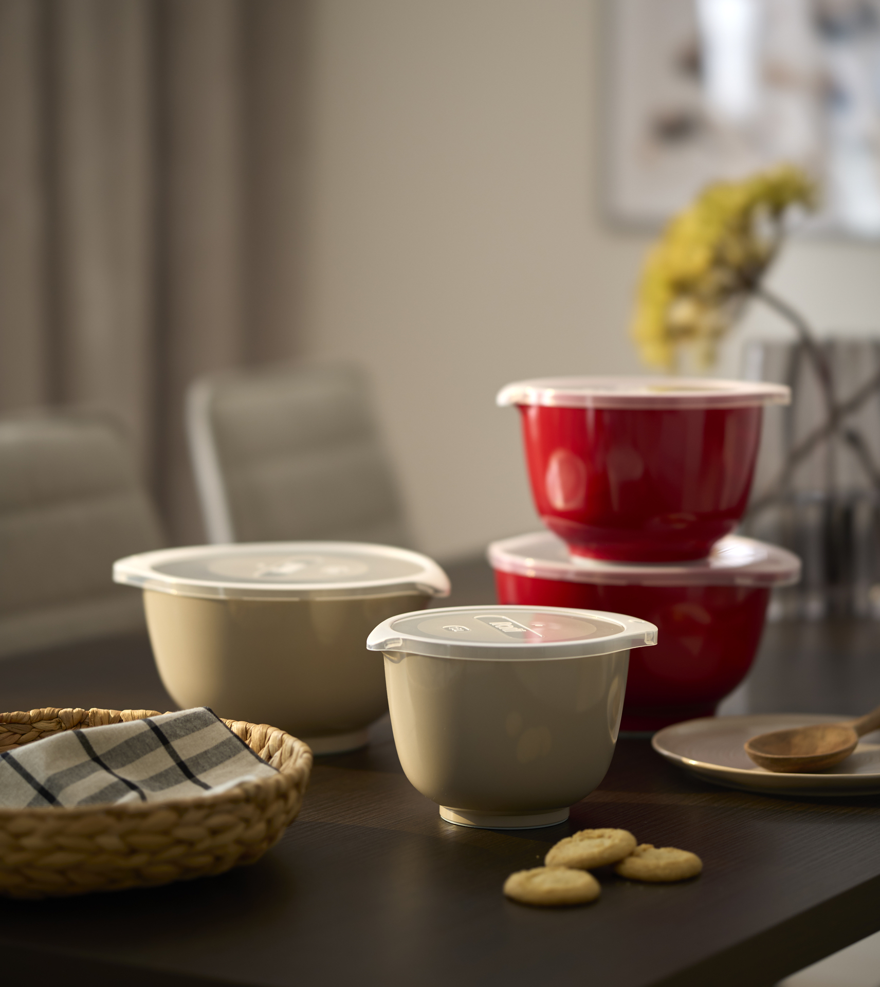 röda och beiga bunkar på en köksbänk