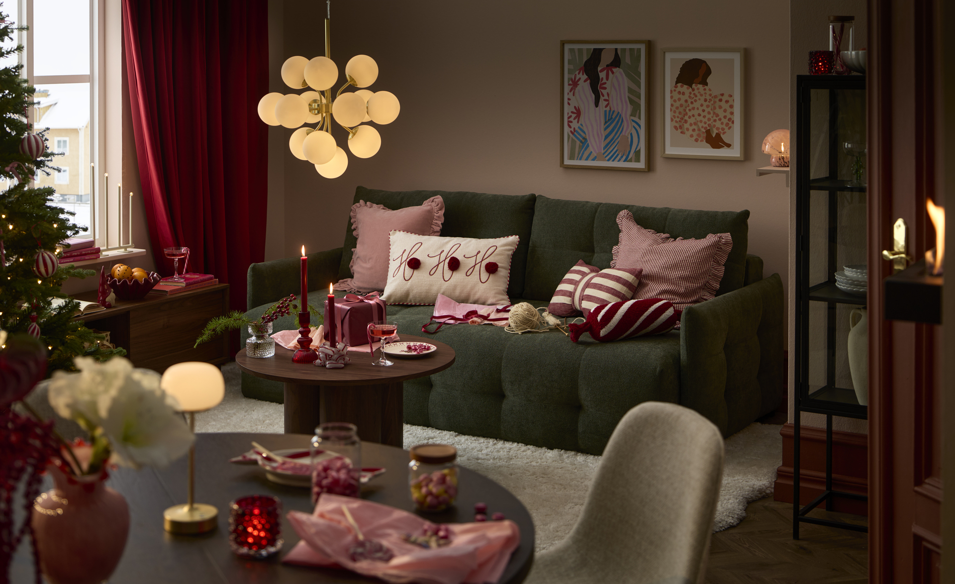 en grön bäddsoffa i ett julpyntat hem