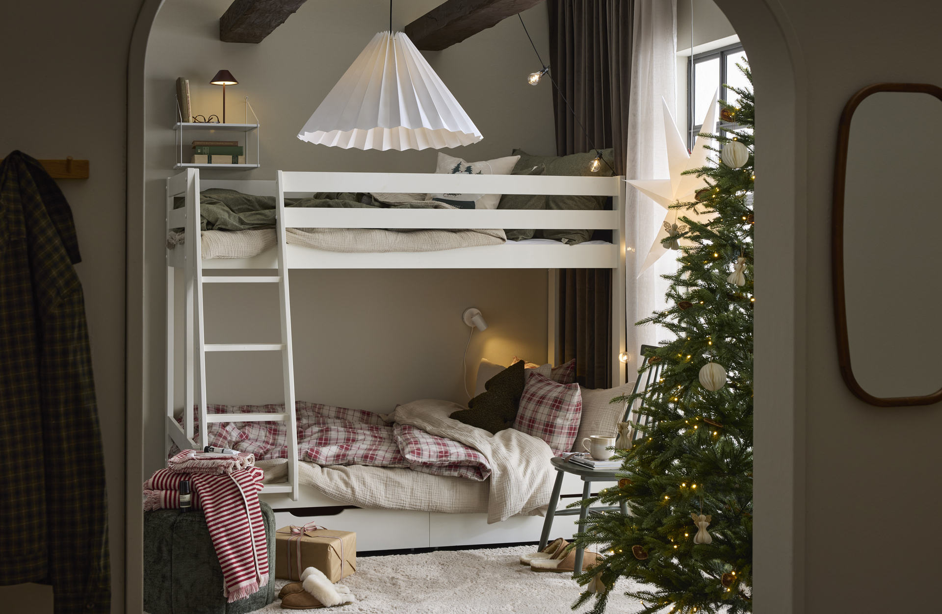 en vit våningssäng i ett barnrum