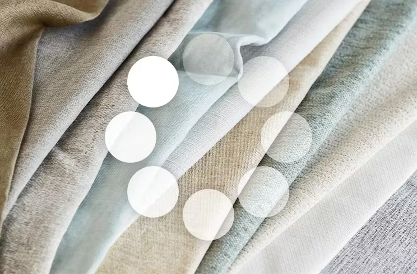 en hög med tyger i olika färger