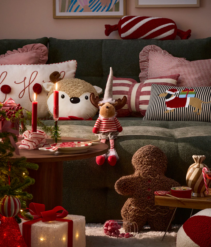 juldekoration på och runt ett soffbord framför en grön soffa