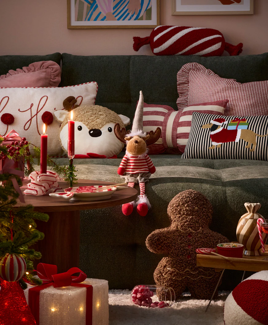 juldekoration på och runt ett soffbord framför en grön soffa