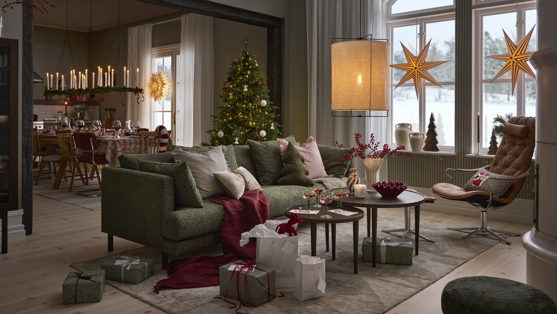 två bruna runda soffbord med juldekoration på