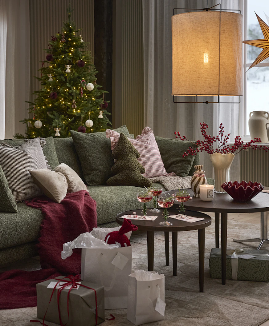 två bruna runda soffbord med juldekoration på