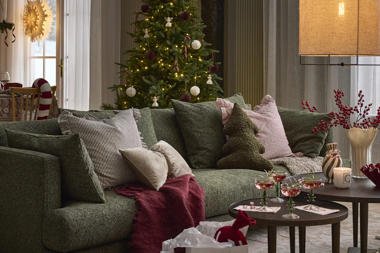 två bruna runda soffbord med juldekoration på