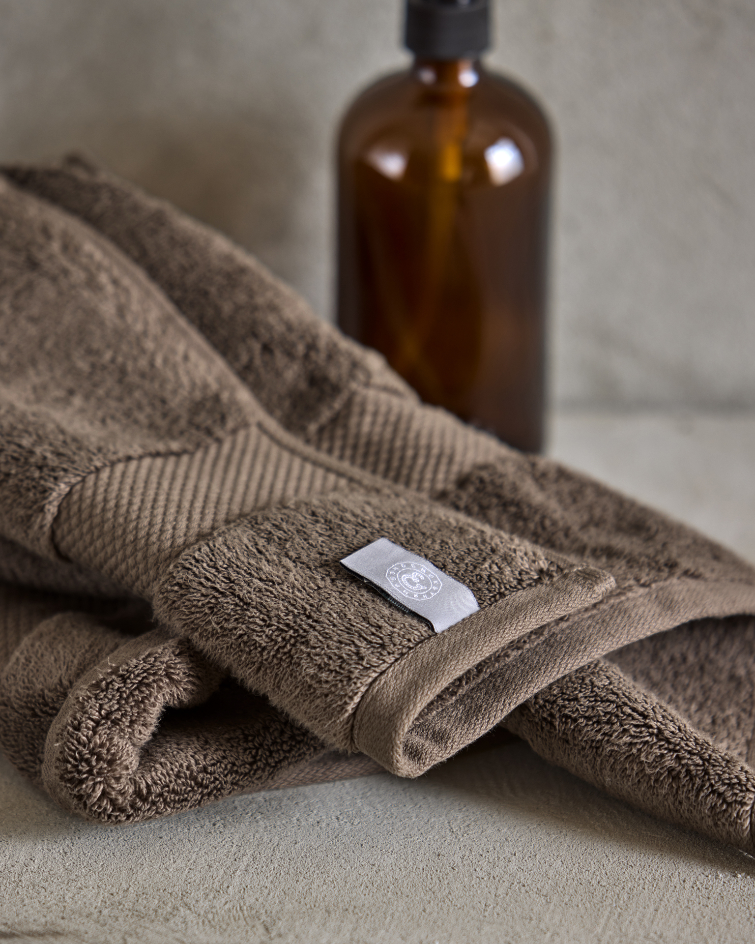 Brun handduk liggandes på en bänk