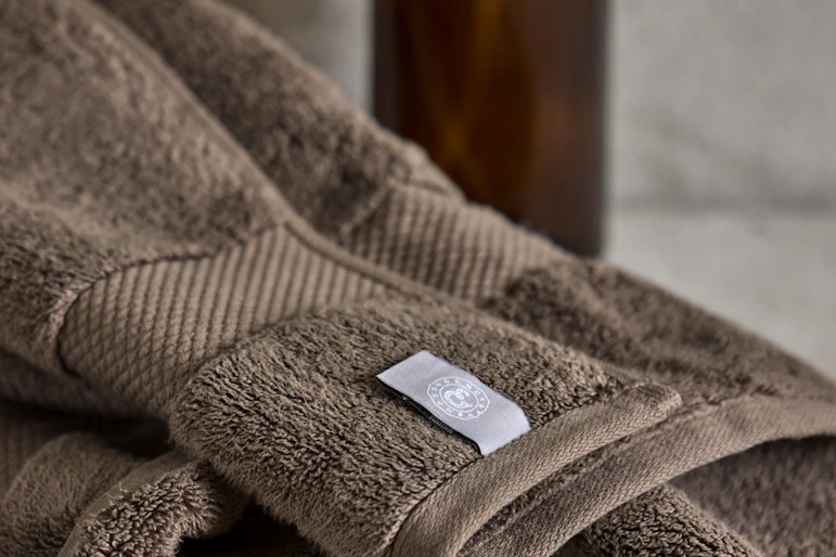 Brun handduk liggandes på en bänk