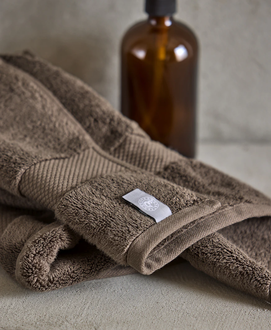 Brun handduk liggandes på en bänk