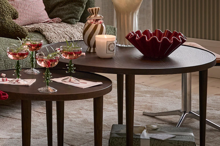 två bruna runda soffbord med juldekoration på