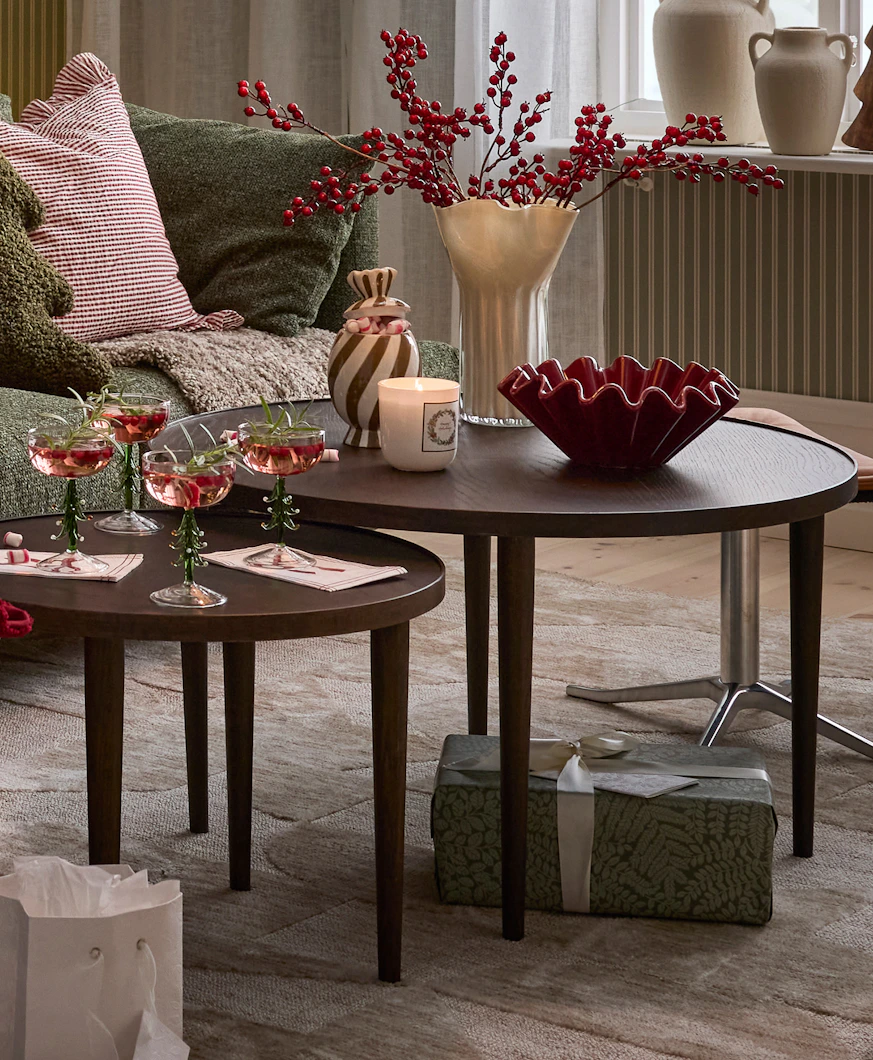 två bruna runda soffbord med juldekoration på