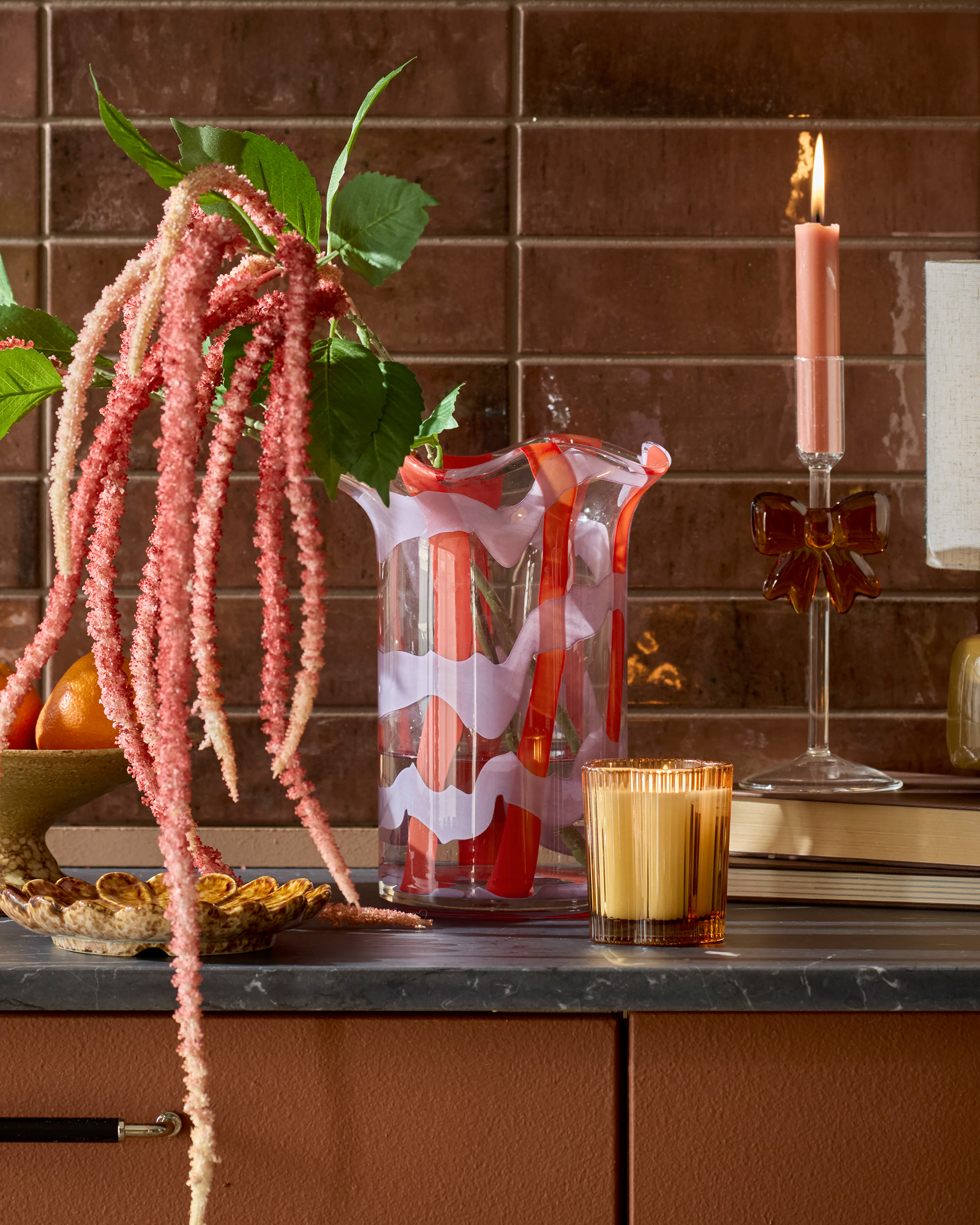 en rosa vas på en köksbänk