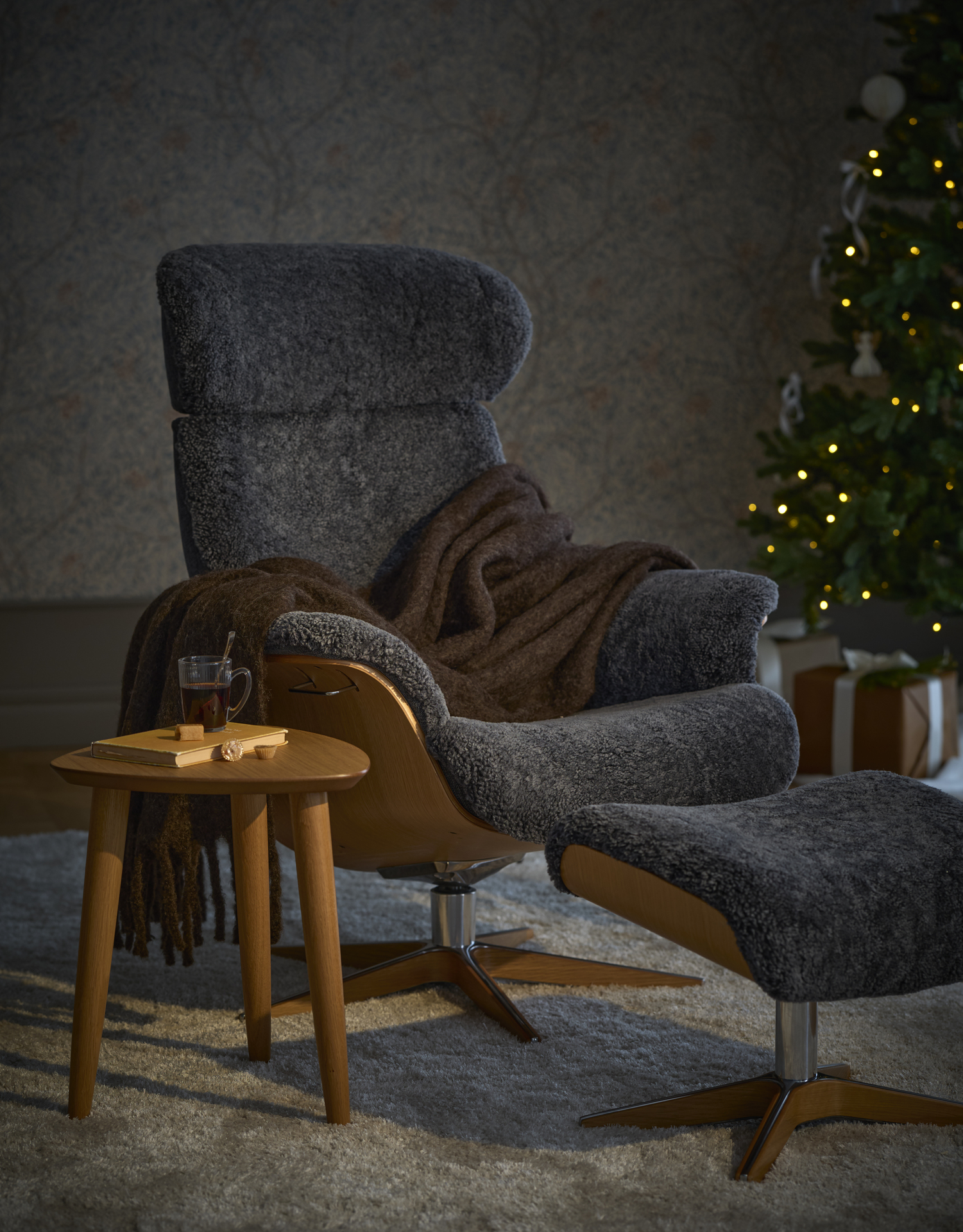 en blå fårskinnsfåtölj i ett mörkt rum