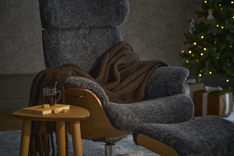 en blå fårskinnsfåtölj i ett mörkt rum