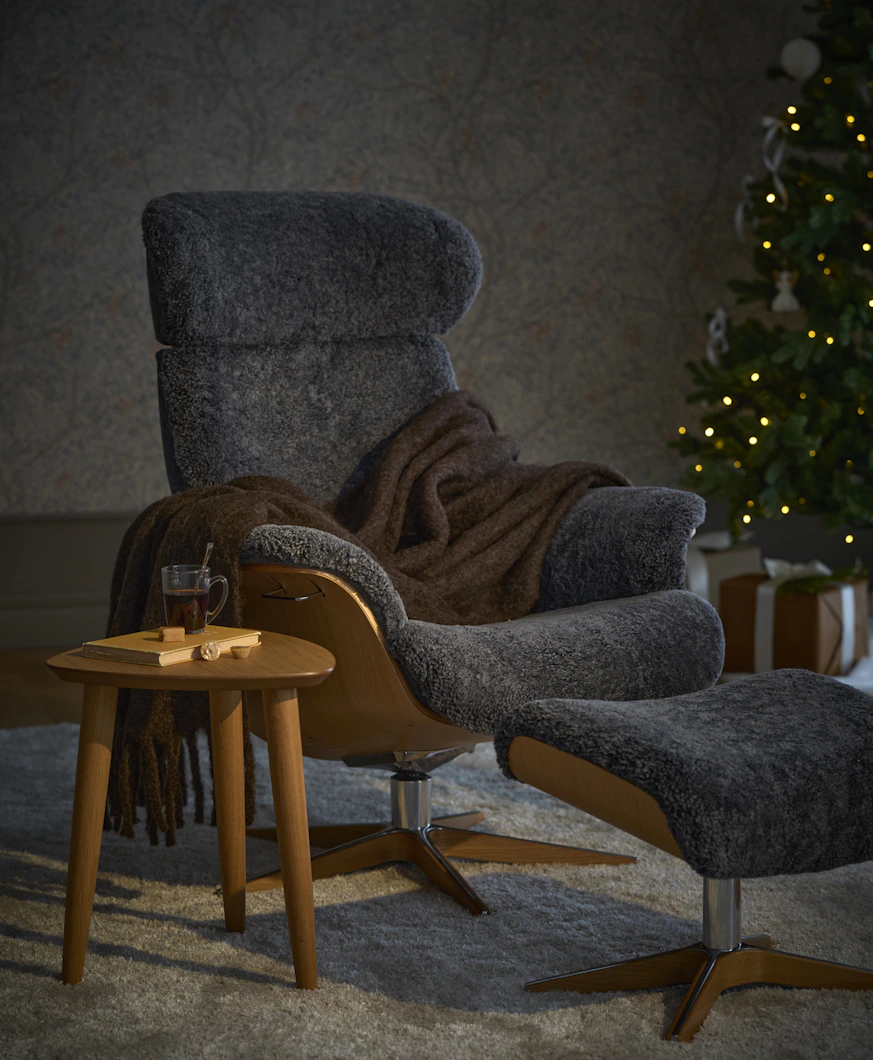 en blå fårskinnsfåtölj i ett mörkt rum