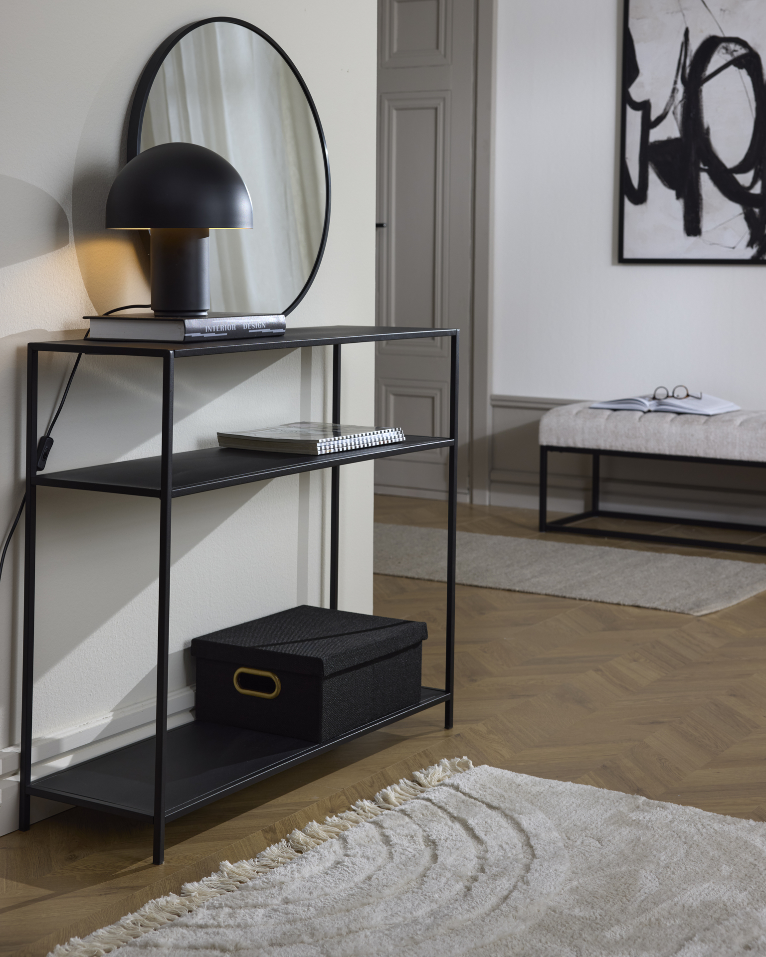 ett svart avlastningsbord ståendes mot en vit vägg