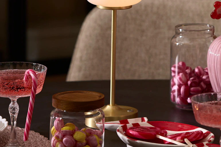 portabel lampa ståendes på ett bord