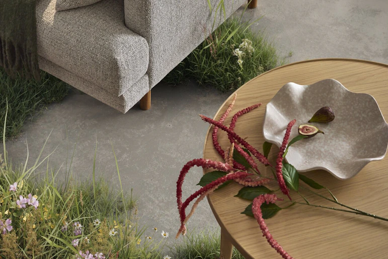 vardagsrum som beklätts med växtlighet, del av soffa och soffbord