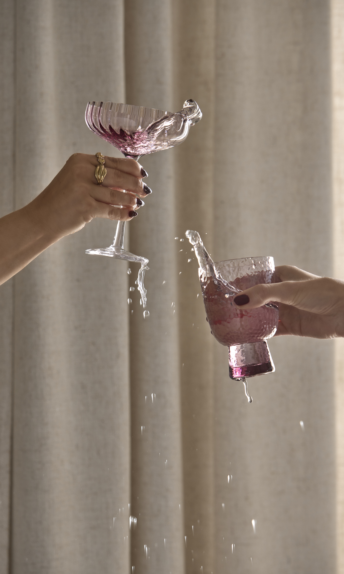 Två glas skålar så att innehållet skvimpar över