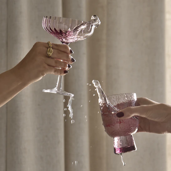 Två glas skålar så att innehållet skvimpar över