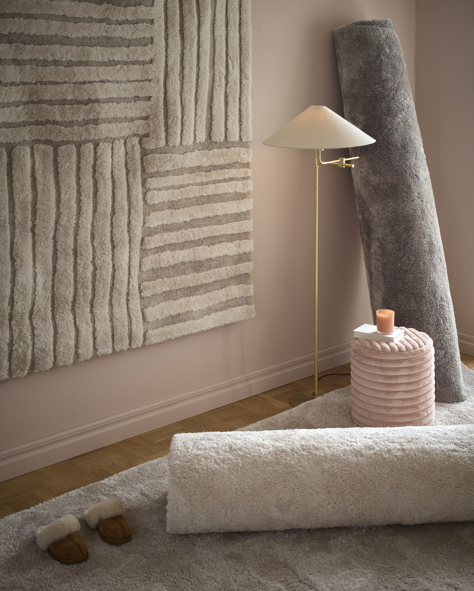 Ett rosa rum är fyllt av fluffiga ryamattor