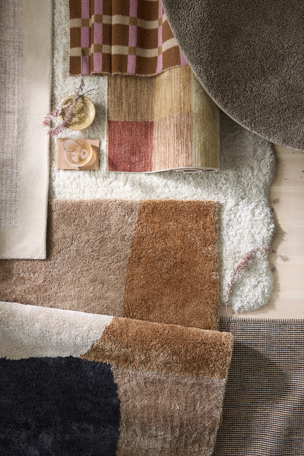 flera mattor i olika färger och mönster liggandes på varandra på golvet