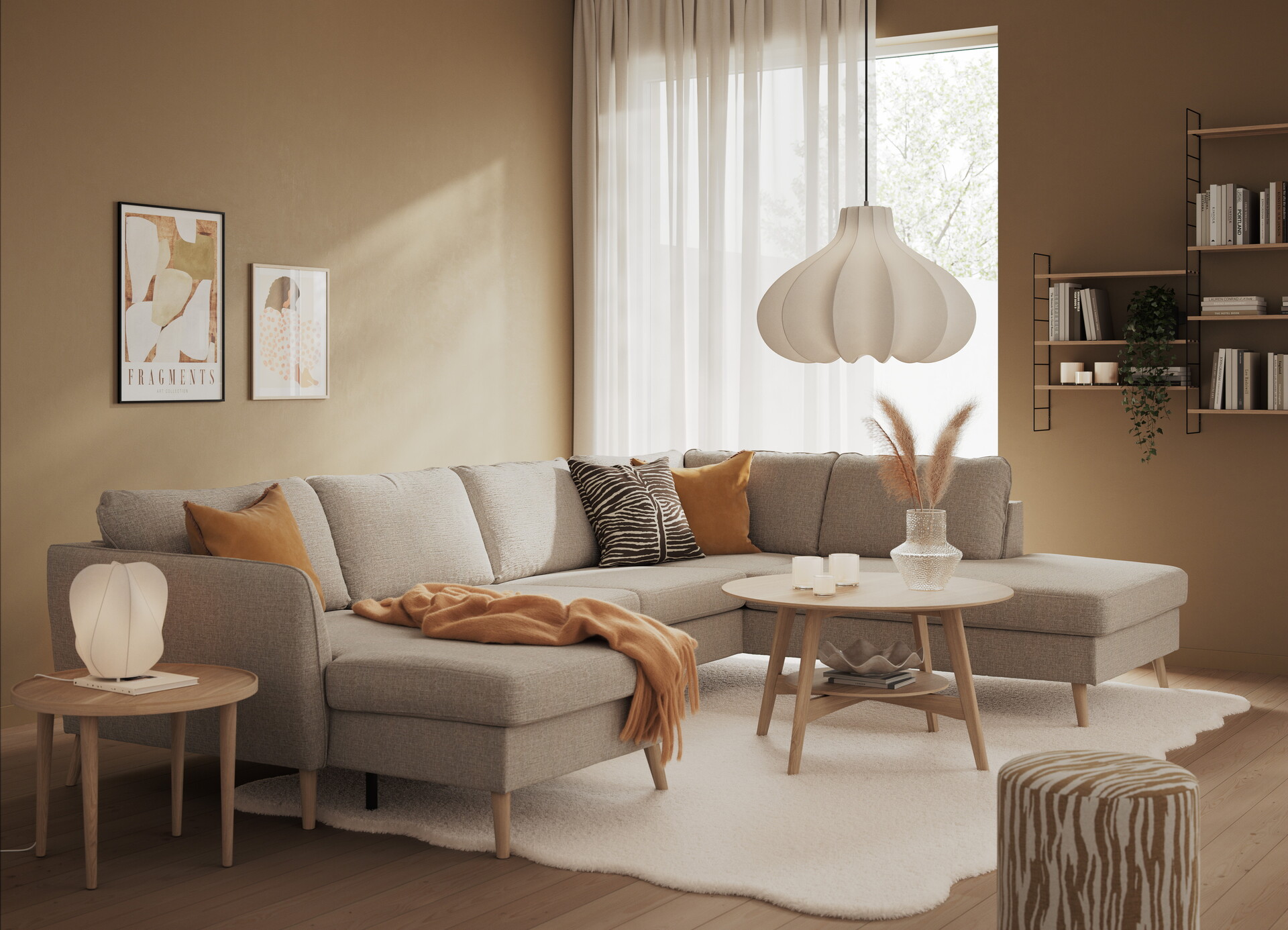 I ett beige vardagsrum står en ljusgrå, stor soffa med både schäslong och divan