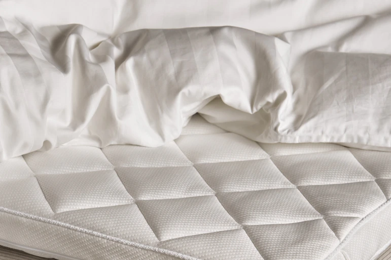 en vit bäddmadrass som ligger på en säng