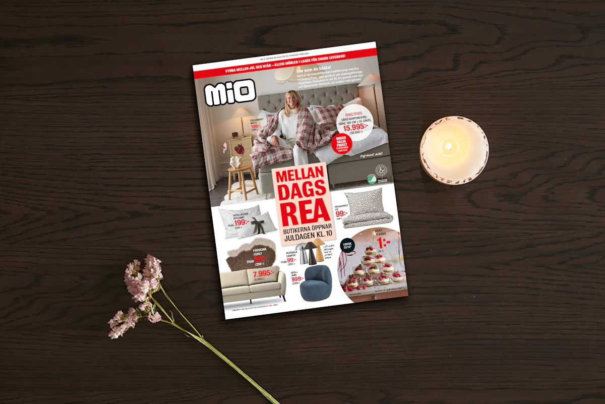 På ett bord i mörkt trä ligger kampanjbladet för Mios mellandagsrea
