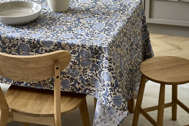 en blå mönstrad duk på ett matbord