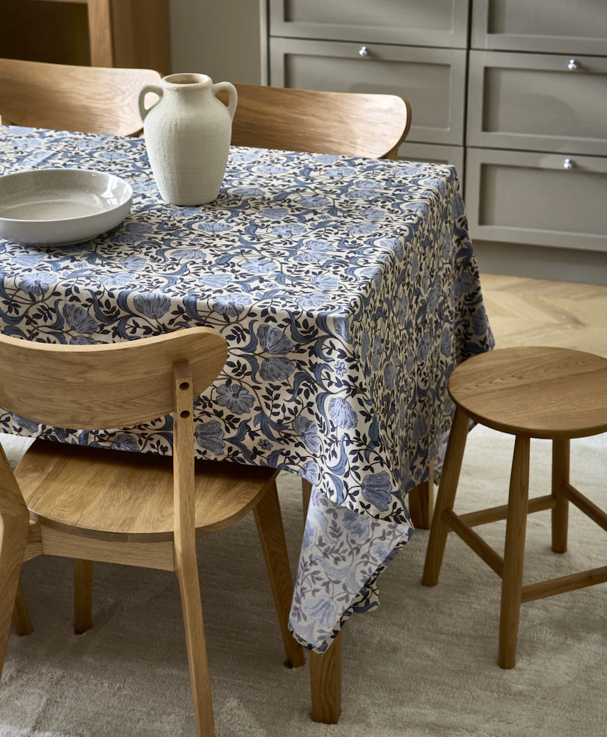 en blå mönstrad duk på ett matbord