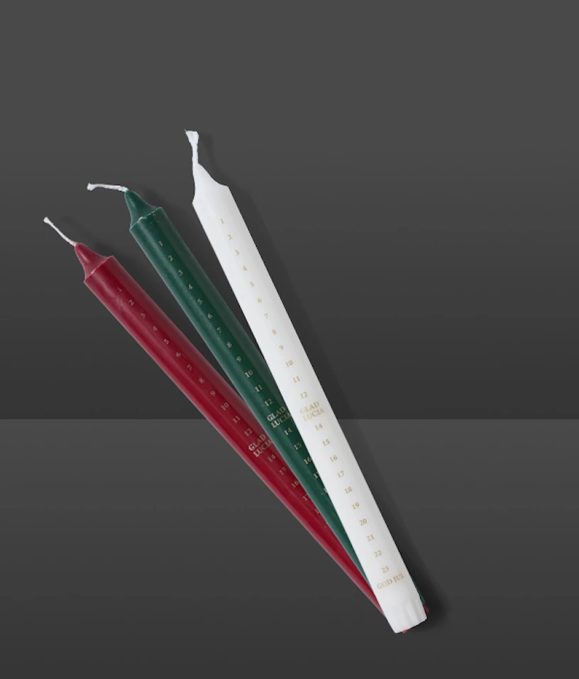 Adventsljus i rött, grönt och vitt med gyllene nummer