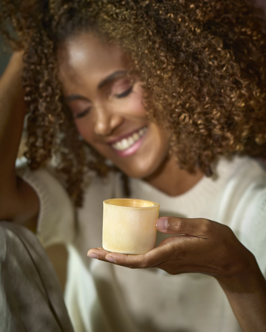 En kvinna håller i en gul ljuslykta.