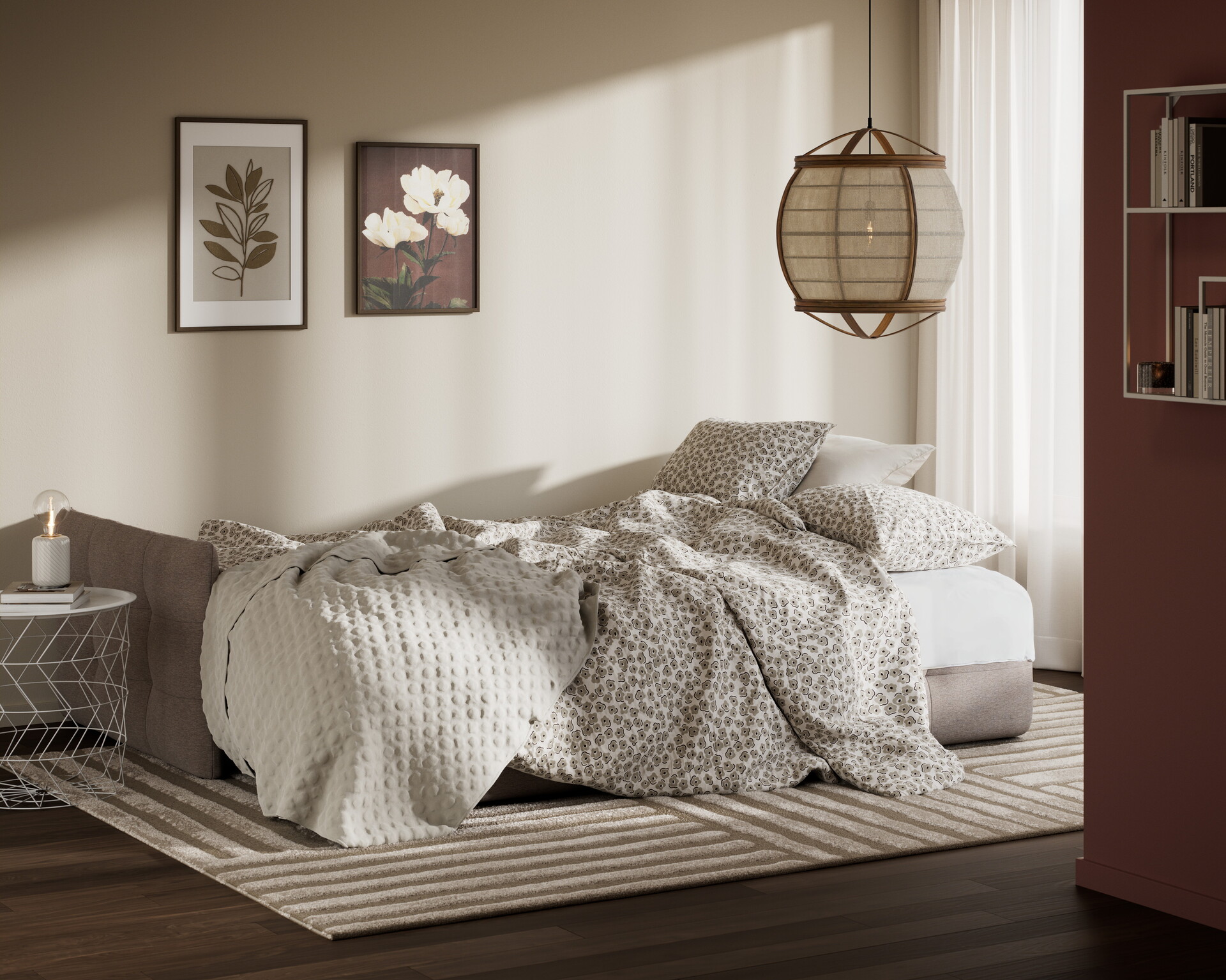 En beige bäddsoffa är utbäddad med täcken och kuddar