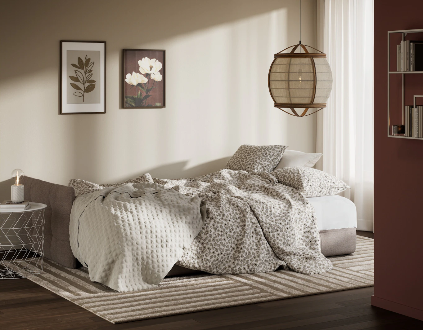 En beige bäddsoffa är utbäddad med täcken och kuddar