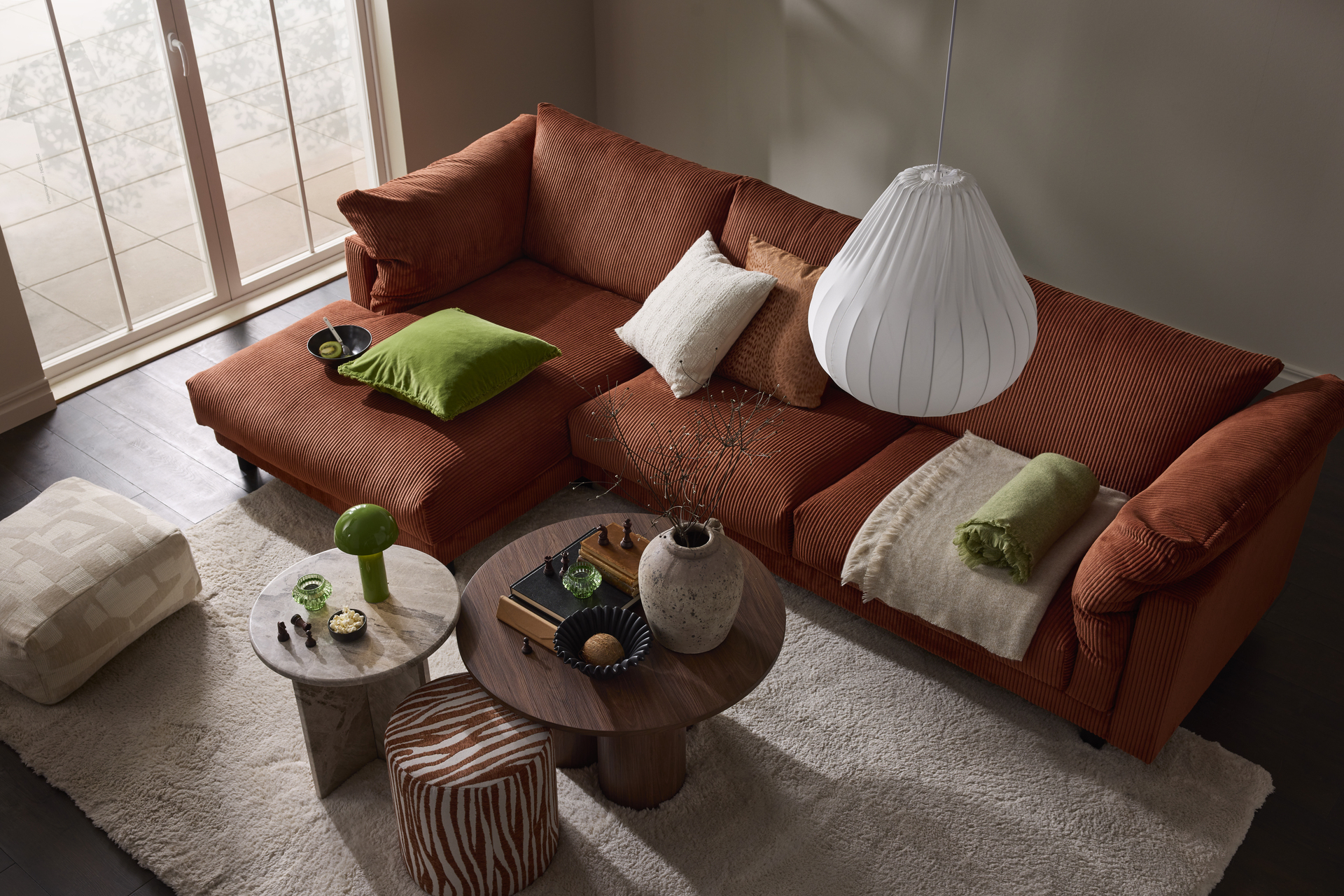 En roströd soffa i manchester står i ett vardagsrum