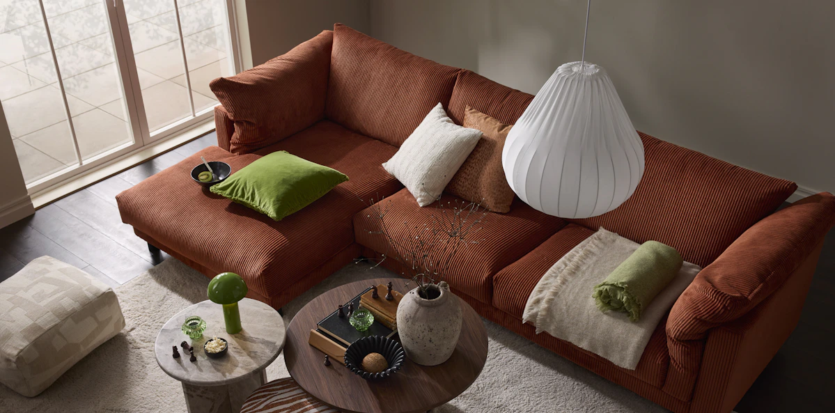 En roströd soffa i manchester står i ett vardagsrum