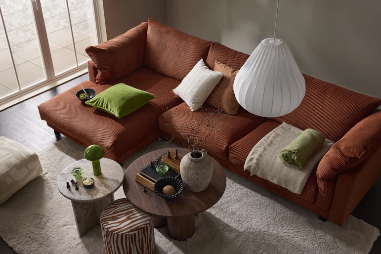 En roströd soffa i manchester står i ett vardagsrum