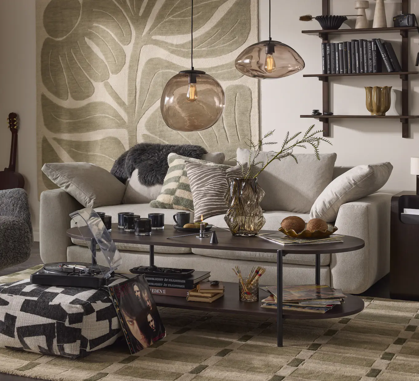 I ett modernt vardagsrum står en beige soffa bakom ett avlångt soffbord