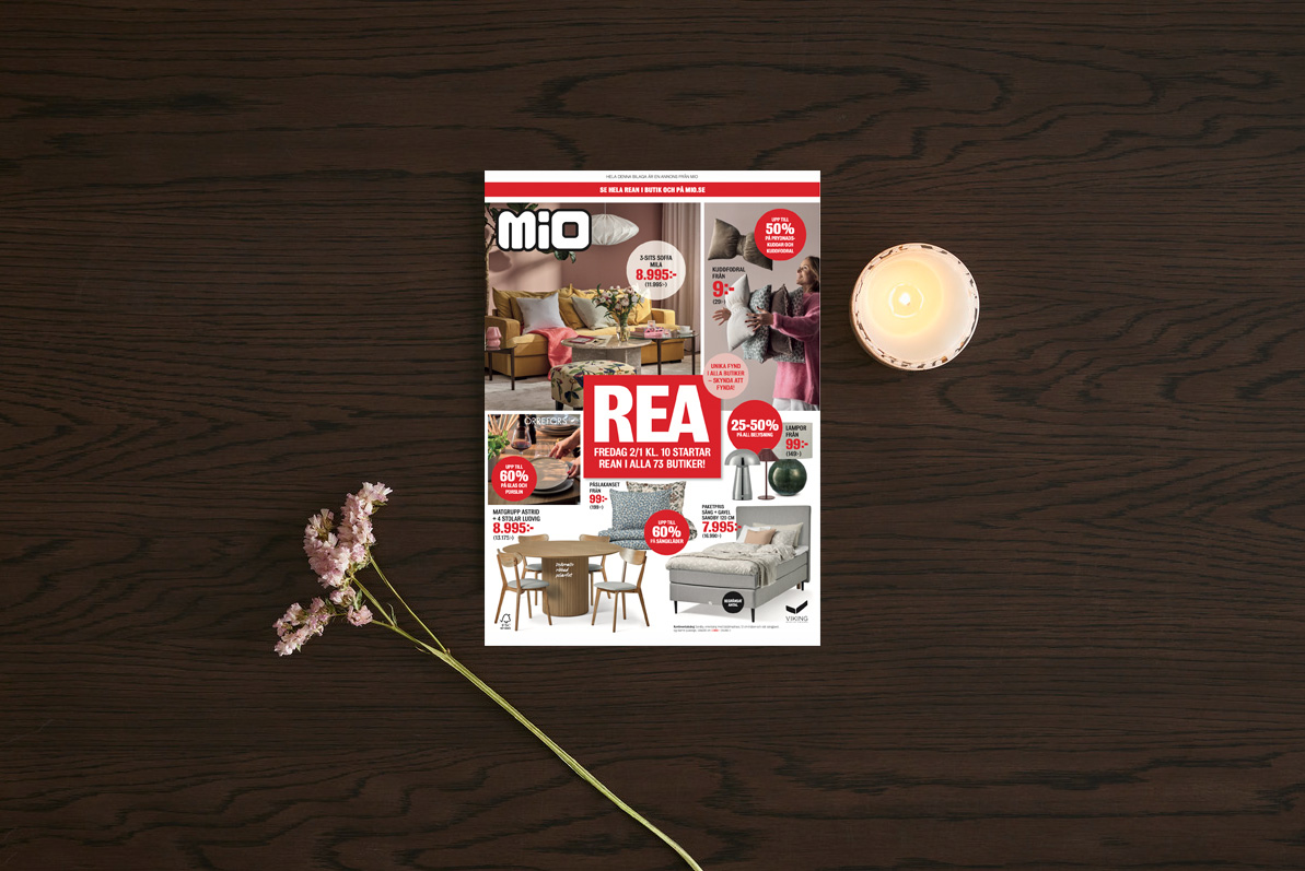 ett kampanjblad ligger på ett mörkt träbord 