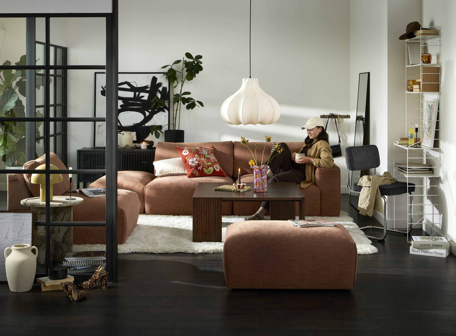 I soffnyheten Free sitter en ung kvinna och läser ett magasin.