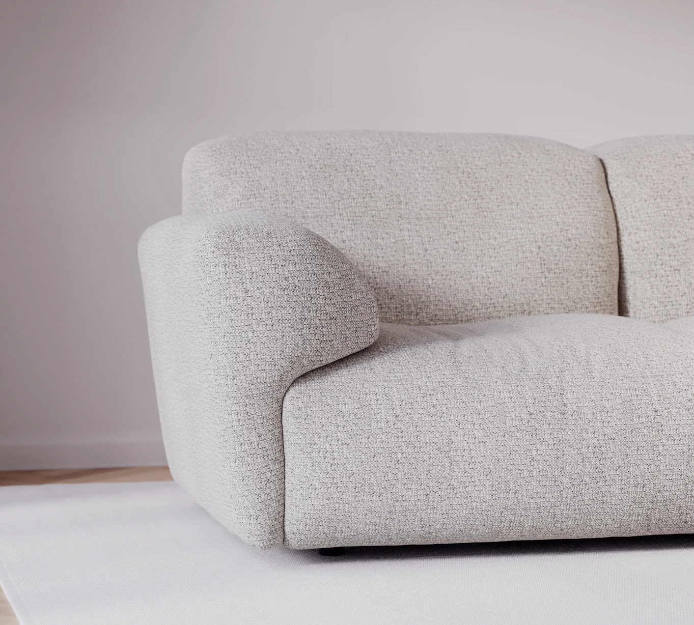 En närbild på armstödet i mjuka former på Bobby soffa