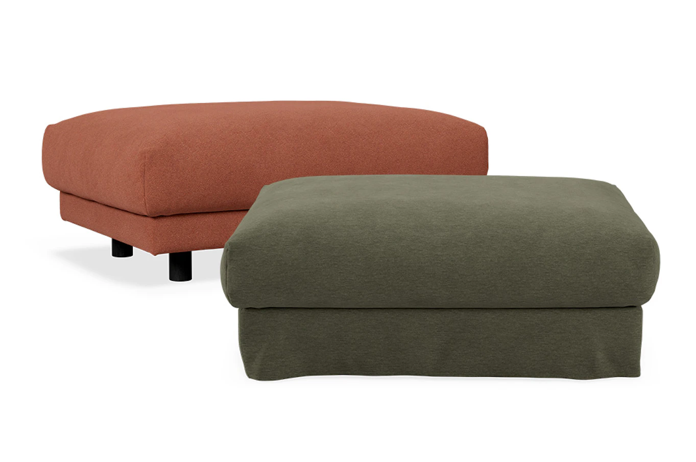 En produktbild med en orange fotpall med fast klädsel och en grön fotpall med kappa