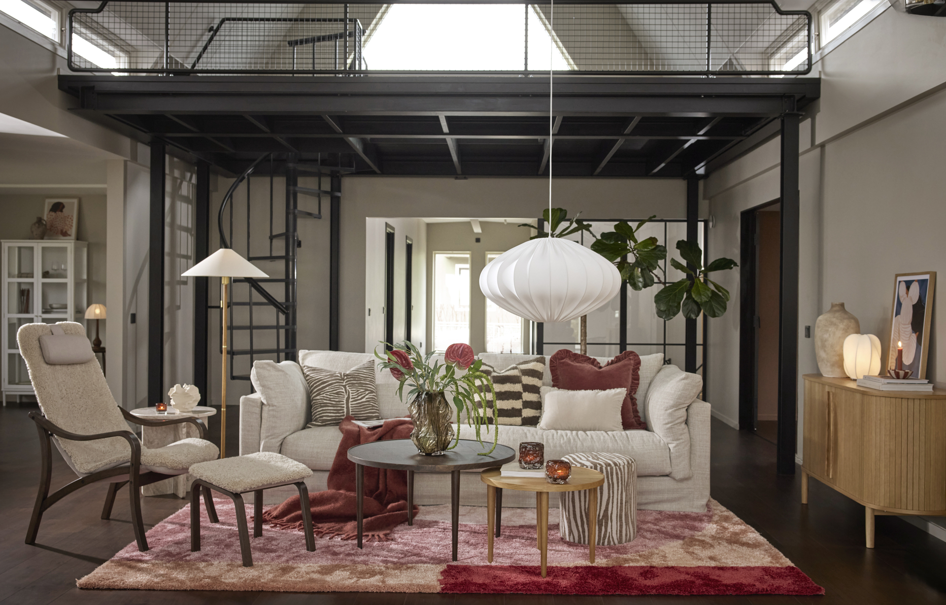 En beige Cherrie soffa med kappa står i ett modernt vardagsrum